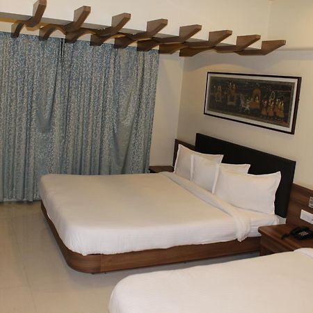 Shreeji Vatika Hotel Surat Exterior photo
