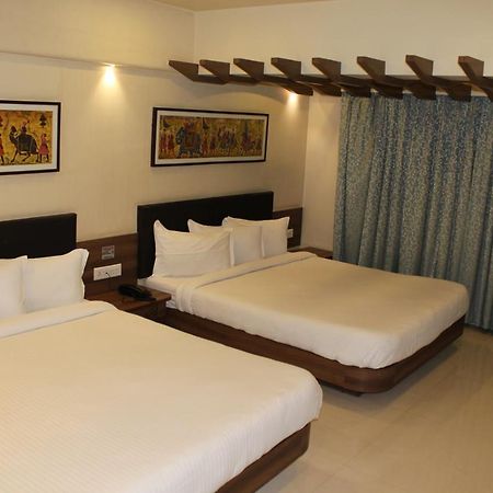 Shreeji Vatika Hotel Surat Exterior photo