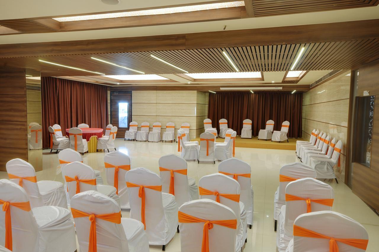Shreeji Vatika Hotel Surat Exterior photo
