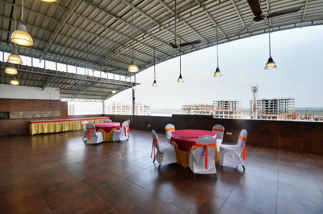 Shreeji Vatika Hotel Surat Exterior photo