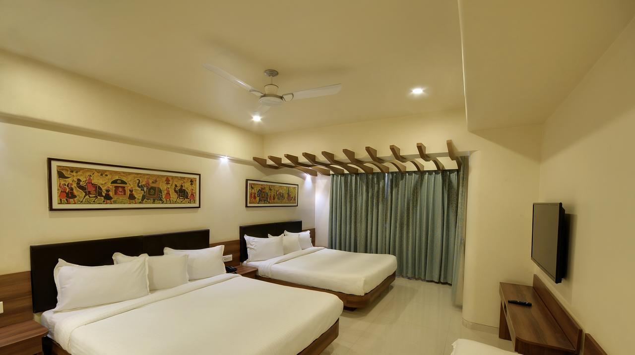 Shreeji Vatika Hotel Surat Exterior photo
