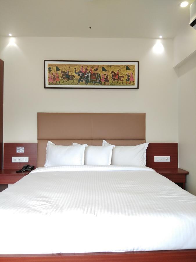 Shreeji Vatika Hotel Surat Exterior photo
