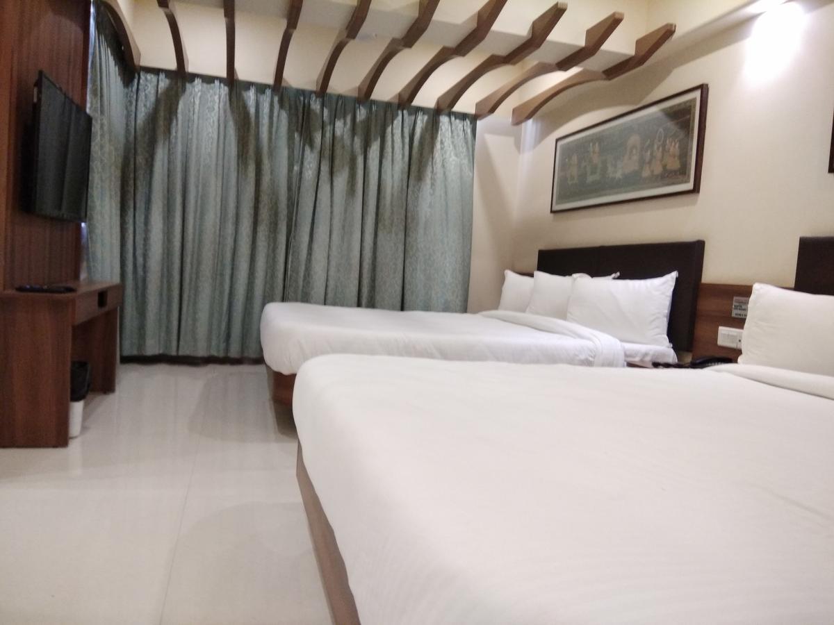 Shreeji Vatika Hotel Surat Exterior photo