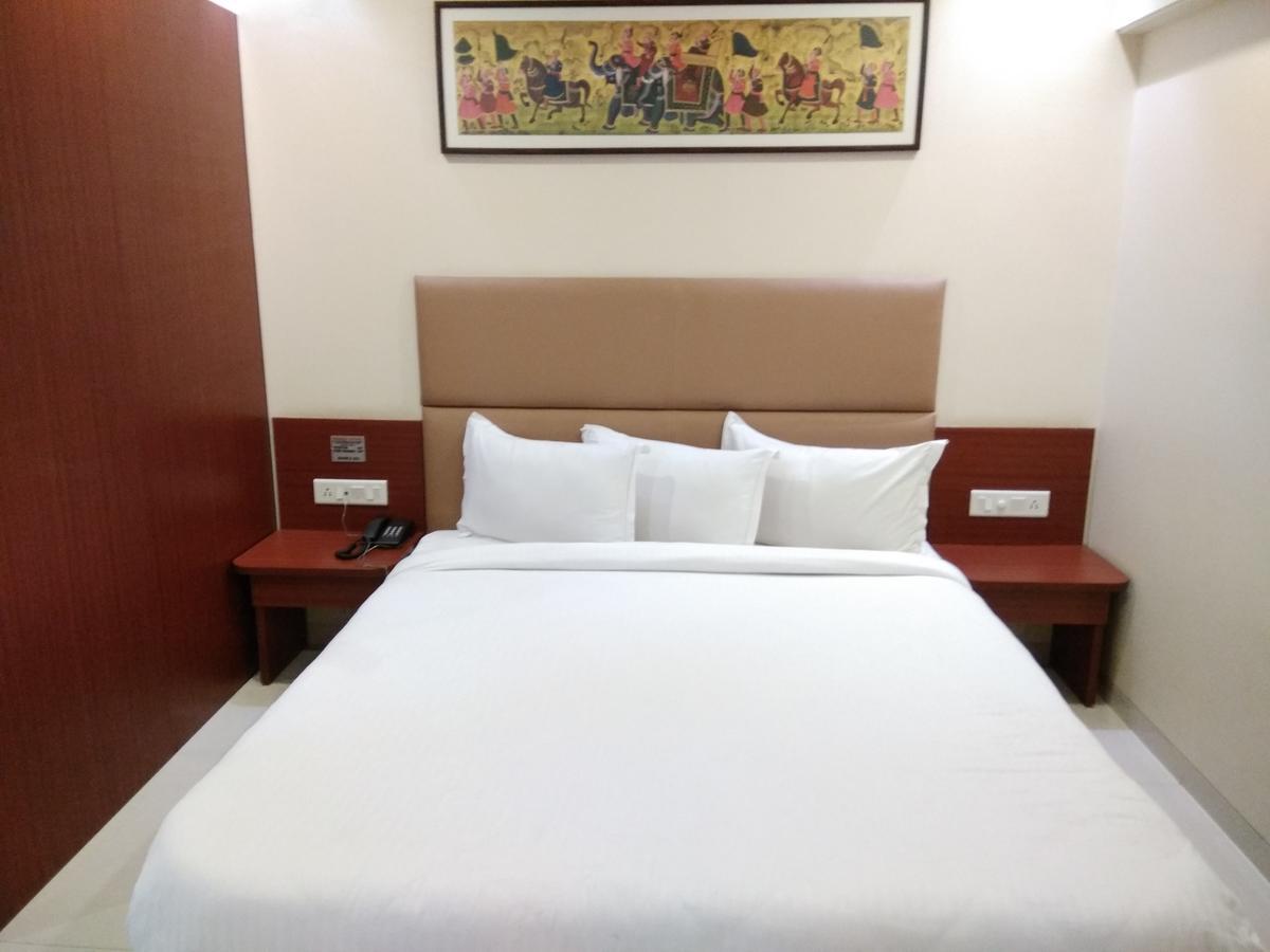 Shreeji Vatika Hotel Surat Exterior photo
