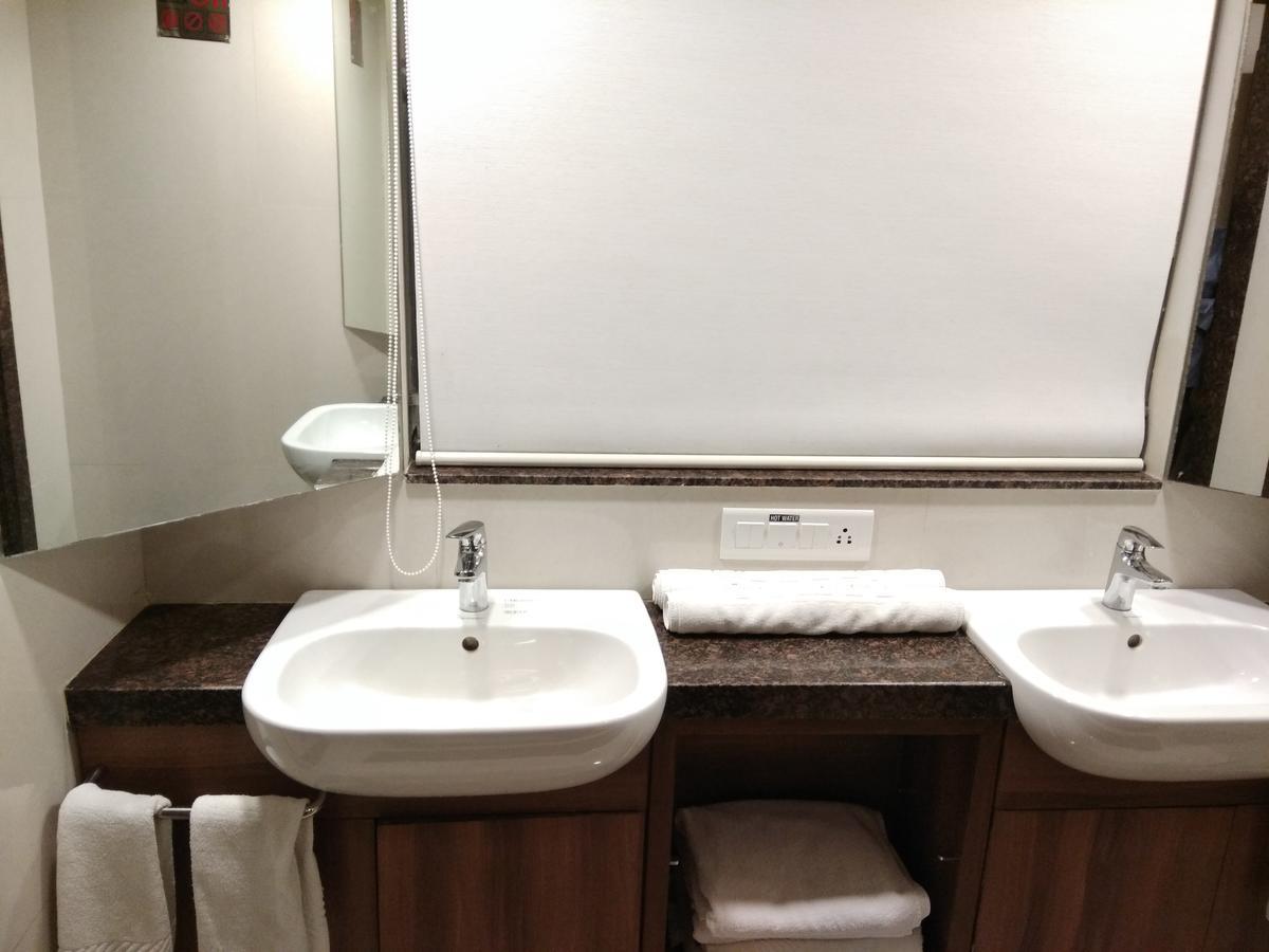 Shreeji Vatika Hotel Surat Exterior photo