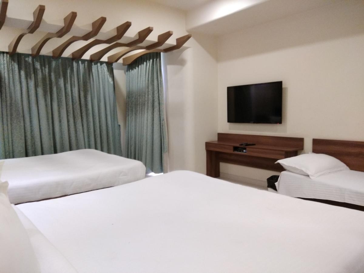 Shreeji Vatika Hotel Surat Exterior photo