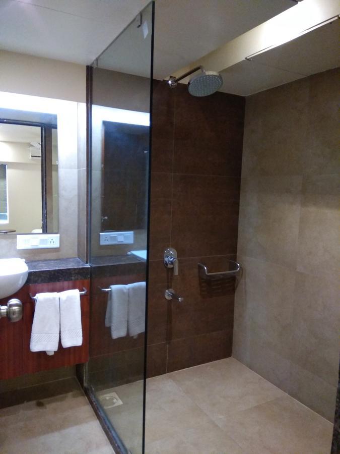 Shreeji Vatika Hotel Surat Exterior photo